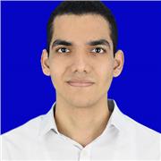 Abogado imparte clases sobre Derecho Constitucional a personas de todas las edades